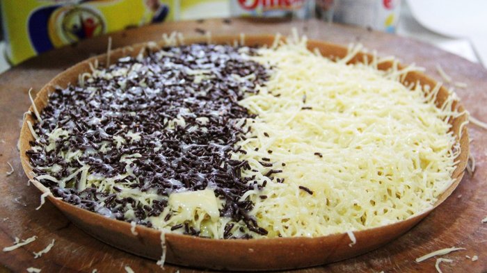 Martabak manis dengan topping keju dan cokelat yang tebal.