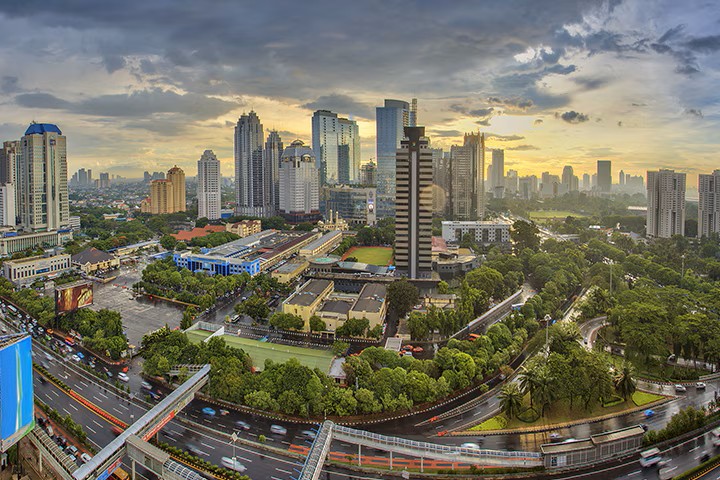 Smartphone dengan lensa kamera besar, memotret pemandangan kota yang indah.
