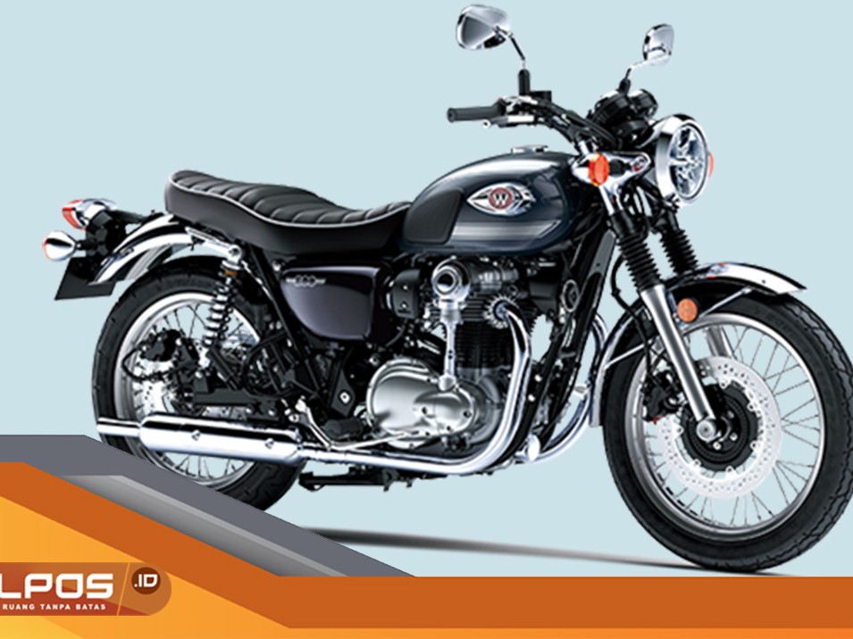 Gambar Kawasaki W800 diparkir dengan elegan di lingkungan perkotaan modern kelas atas seperti SCBD, Jakarta Selatan, menonjolkan desain klasiknya dengan latar belakang modern.