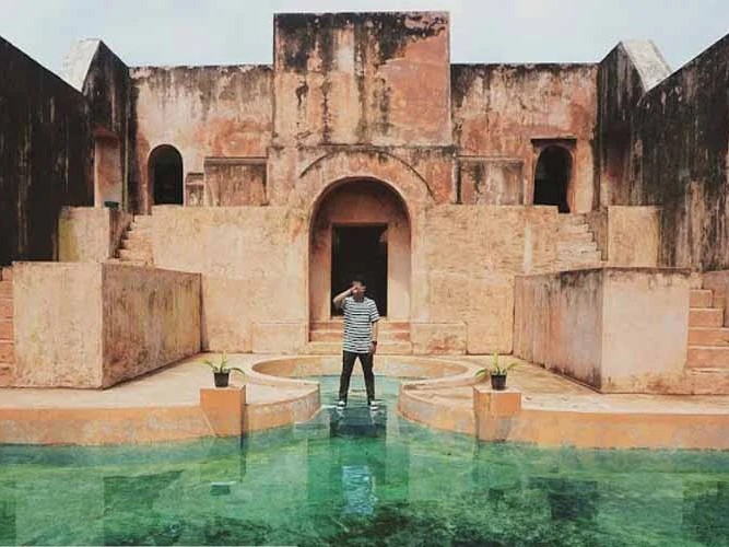 Gambar Situs Warungboto dengan arsitektur unik dan dinding berlumut.