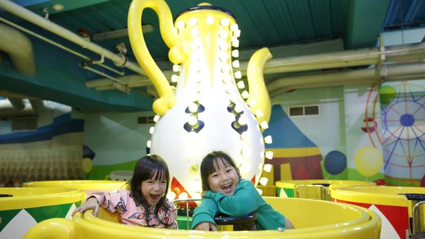 Anak-anak bermain di salah satu wahana Trans Studio Bandung.