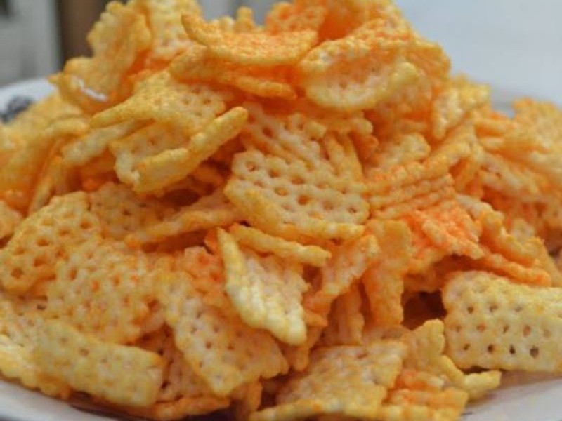 Gambar sebungkus snack Taro Net rasa rumput laut yang terbuka, dengan isi jaring-jaring renyah tumpah keluar.