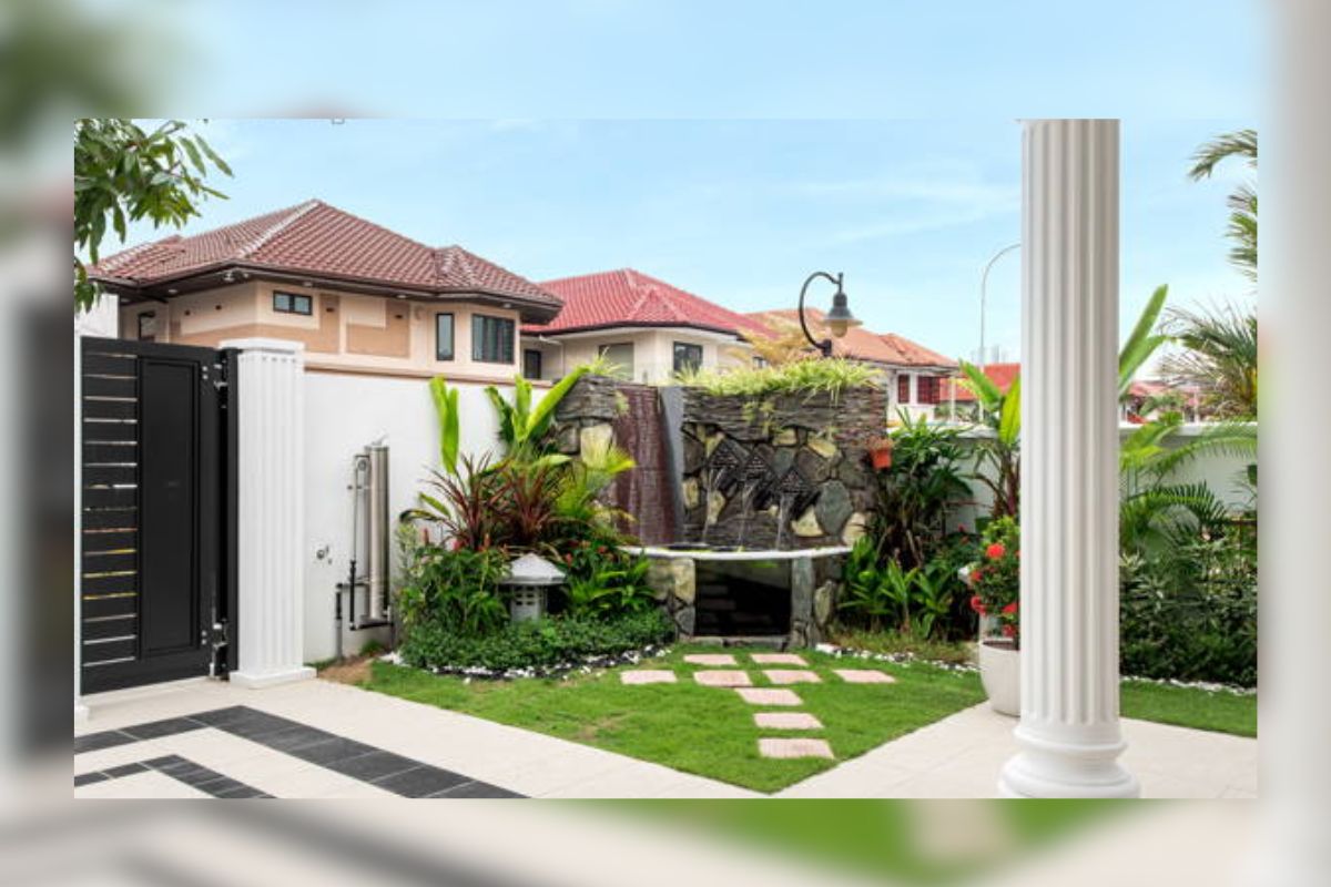 Gambar rumah klasik yang direnovasi dengan interior modern dan taman yang rapi.