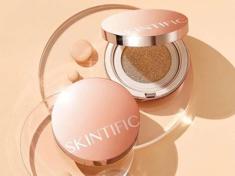 Gambar compact SKINTIFIC Cover All Perfect Cushion dengan kemasan bersih dan minimalis, menonjolkan bahan dasar skincare dan hasil akhir matte naturalnya