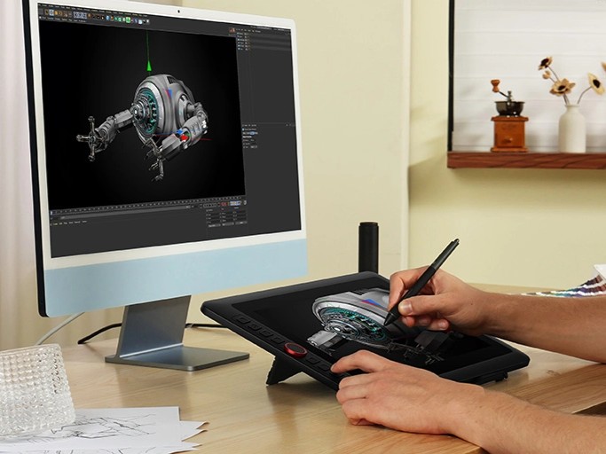 Gambar monitor portabel XP-Pen Artist di meja kecil di kafe, dengan stylus di atas layarnya, menampilkan lukisan digital yang sedang dalam proses, menekankan penggunaannya untuk pekerjaan kreatif saat