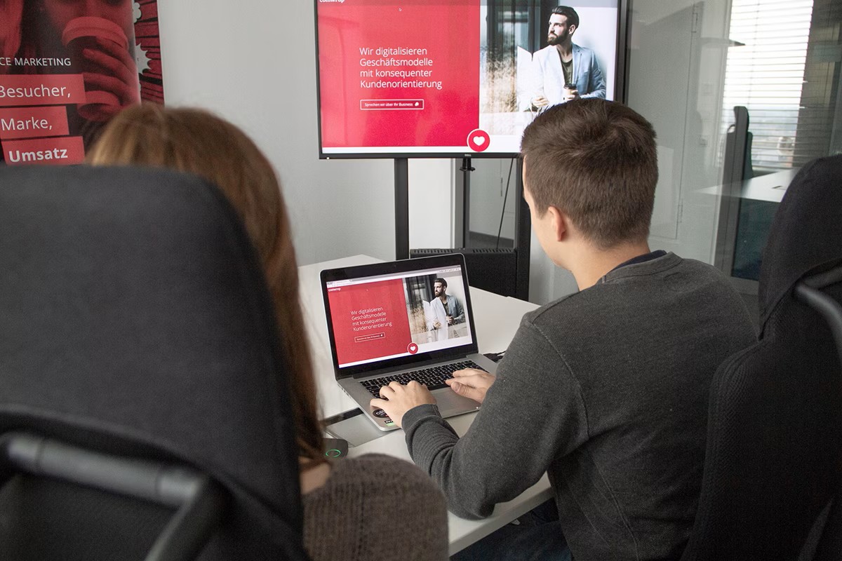  Konsultan menjelaskan informasi di layar komputer kepada klien