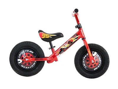 Gambar sepeda anak Element Push Bike berwarna-warni dengan anak yang bahagia mengendarainya di taman, dengan orang tua menonton di dekatnya, menonjolkan keamanan dan kesenangan, dengan latar belakang 