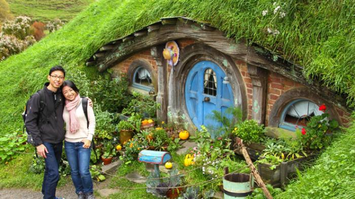 Pengunjung berfoto di depan rumah hobbit di Farmhouse Lembang.