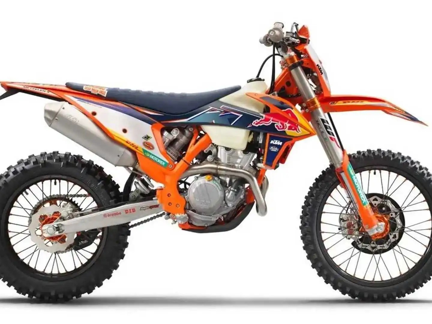 Gambar motor KTM EXC-F Series (misalnya, 350 EXC-F) beraksi di jalur off-road yang menantang di hutan atau gunung dekat Bandung, menonjolkan kekasaran dan kemampuan off-road ekstremnya.