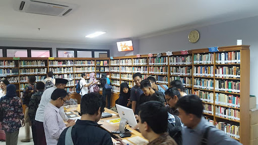 Gambar interior perpustakaan universitas dengan mahasiswa.
