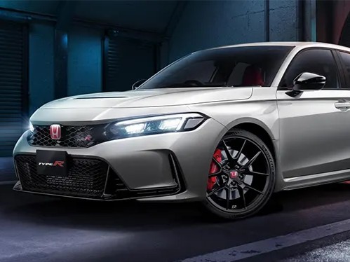 Gambar Honda Civic Type R diparkir secara dinamis di lintasan balap atau jalan perkotaan modern dekat Senayan, Jakarta Pusat, menonjolkan desain sporty agresif dan posisi performanya.