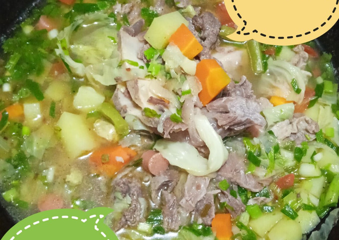 Semangkuk sop buntut dengan potongan daging dan sayuran