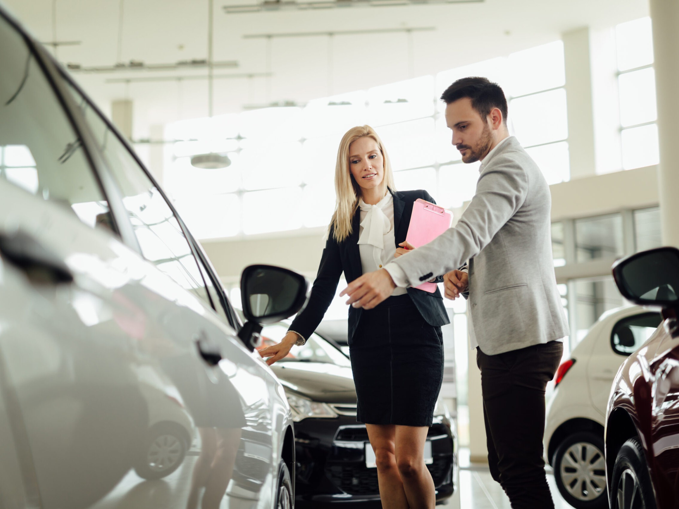 Gambar kantor layanan keuangan modern yang mengkhususkan diri pada pinjaman kendaraan, dengan brosur berbagai model motor, dan konsultan ramah yang membantu klien.