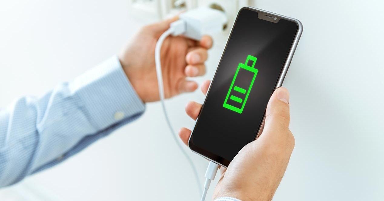Ponsel sedang diisi daya dengan kabel, menunjukkan indikator baterai yang cepat terisi penuh.