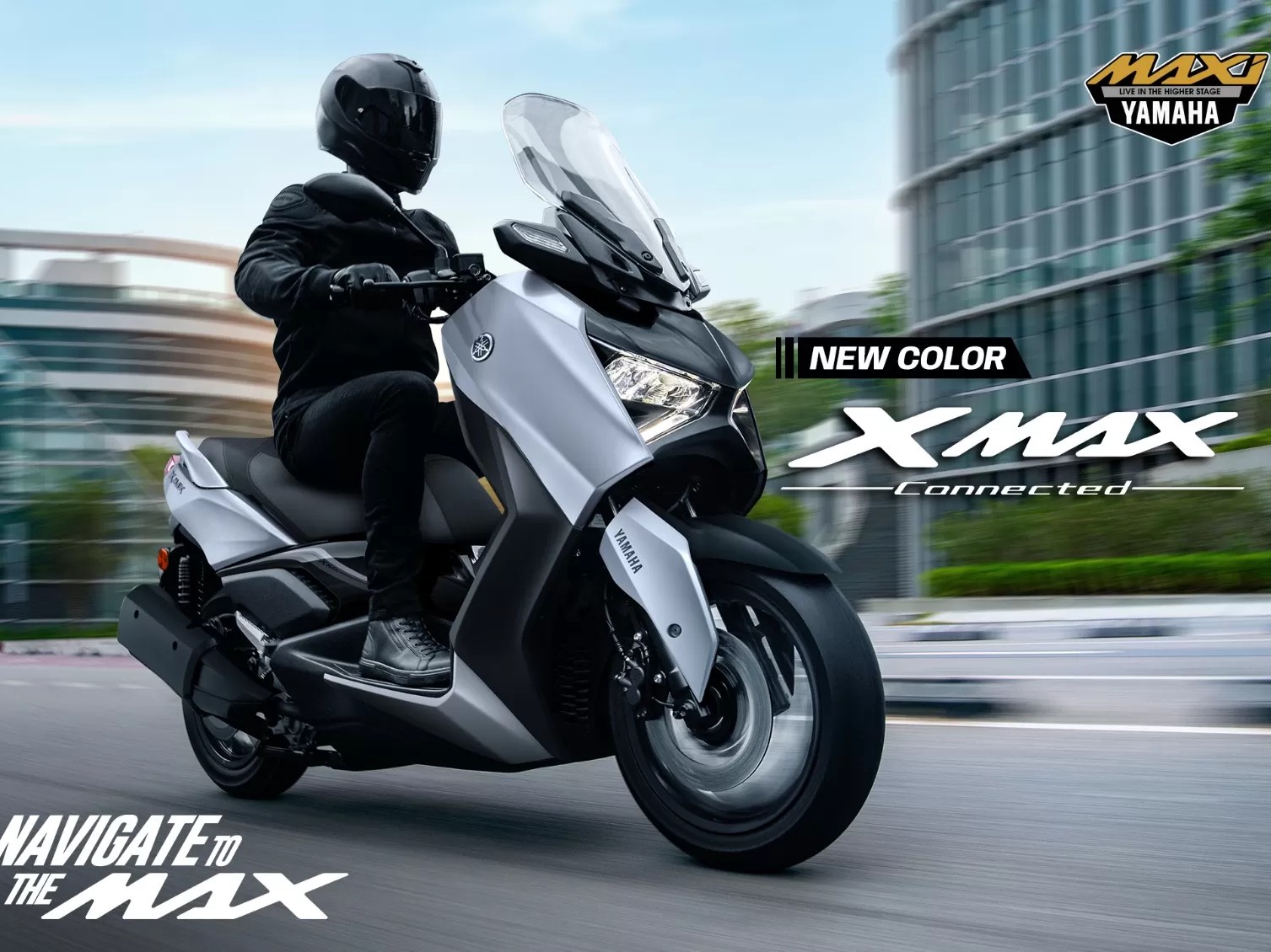 Gambar Yamaha XMAX atau NMAX diparkir dengan elegan di depan Pondok Indah Mall, menampilkan desain premium dan daya tarik perkotaannya.