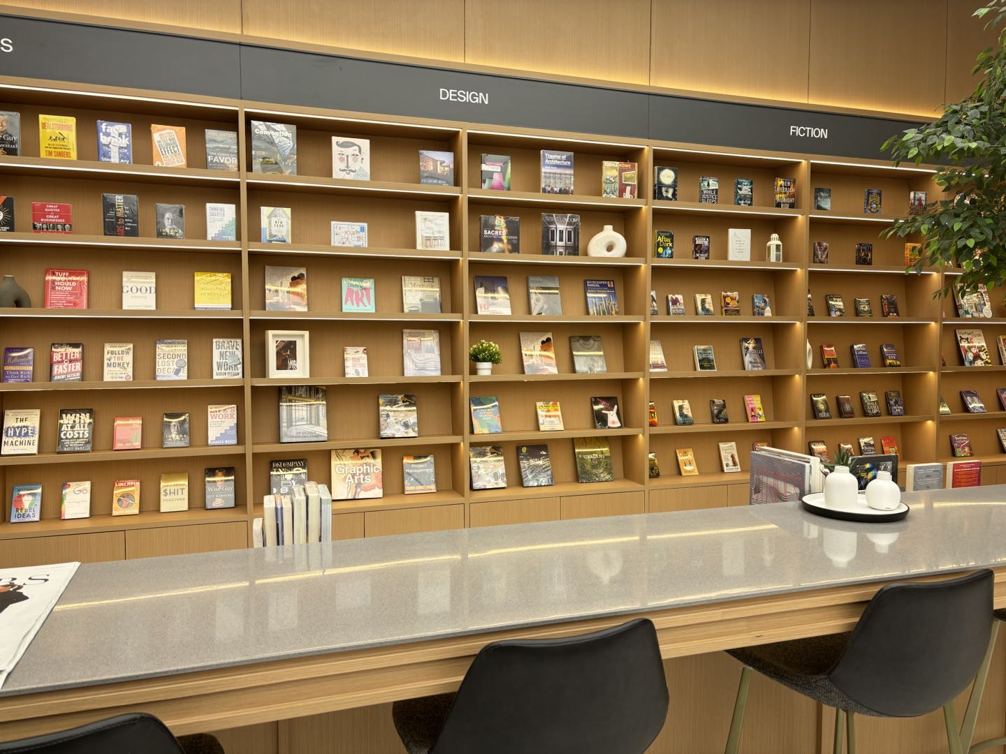 Gambar toko pengalaman merek modern dengan smartphone dan gadget lainnya yang dipajang.