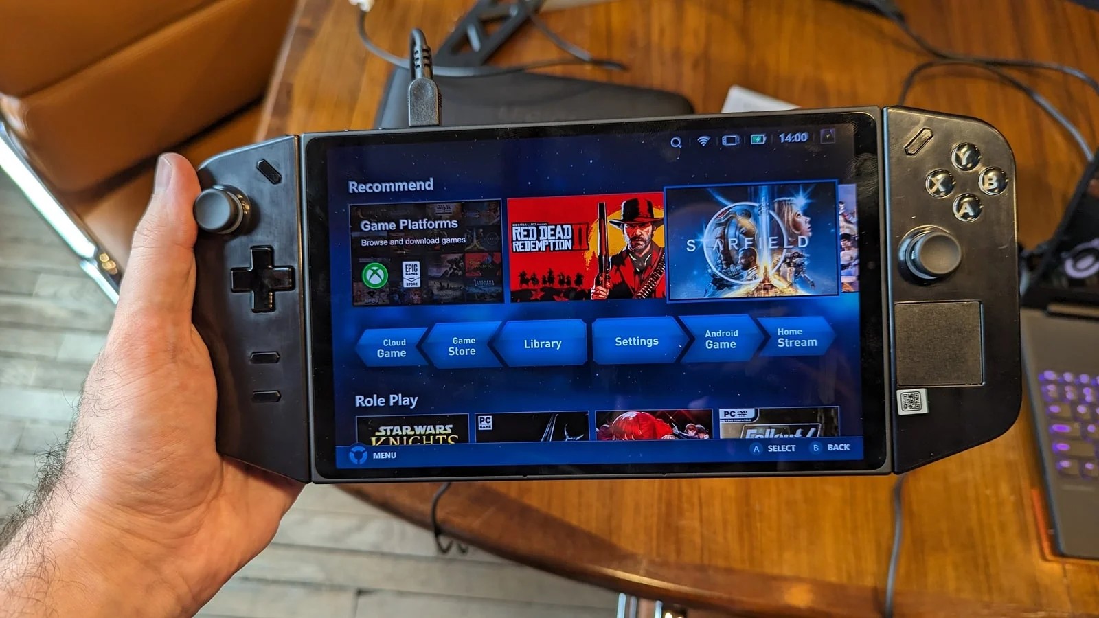 Konsol genggam menampilkan grafis game berkualitas tinggi yang detail dan realistis.