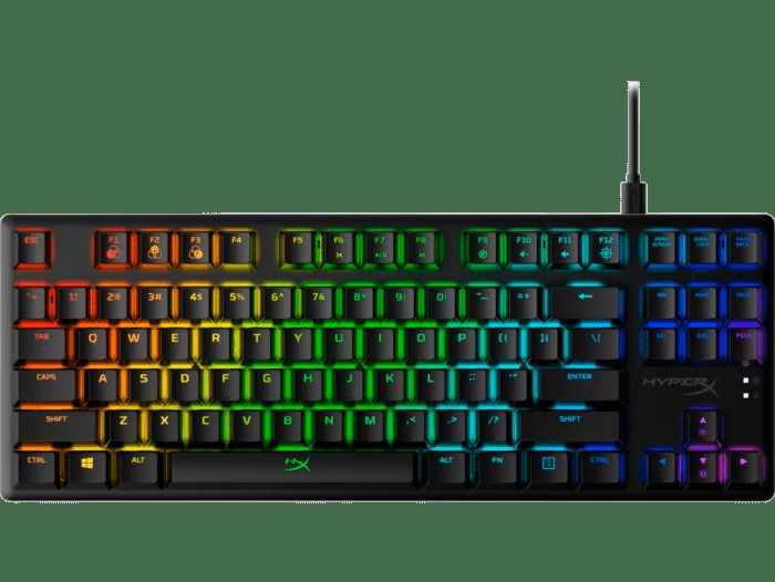 Gambar keyboard HyperX Alloy Origins Core TKL di atas meja, diposisikan untuk menunjukkan ruang mouse ekstra yang disediakannya, dengan mouse gaming di dekatnya.