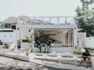 Gambar jalanan yang ramai di Dipati Ukur dengan kafe dan bangunan tempat tinggal.