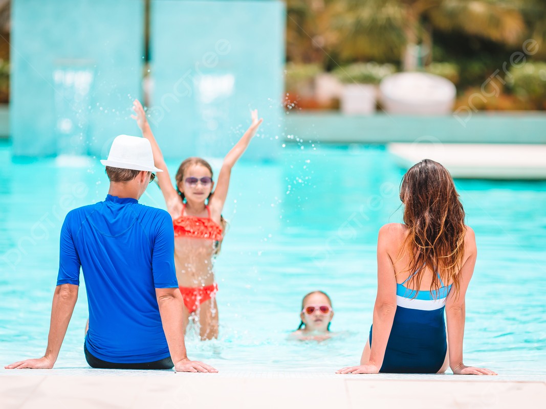Gambar keluarga menikmati kolam renang anak di hotel.
