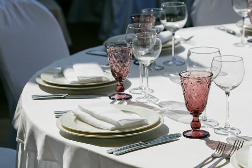 Meja makan restoran mewah dengan hidangan yang disajikan cantik dan gelas anggur.