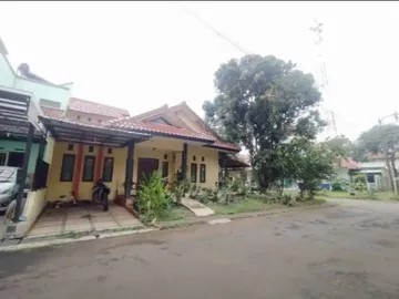 Gambar jalanan perumahan yang tenang di Arcamanik dengan pepohonan.