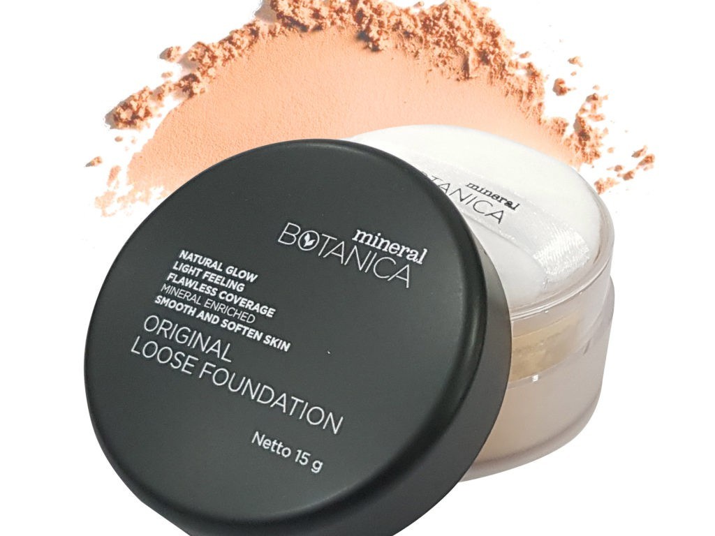 Gambar Mineral Botanica Brightening Mineral Loose Foundation dengan puff bedak dan sedikit taburan bedak di tangan, menonjolkan tekstur dan aplikasinya, dengan latar belakang samar Semarang.