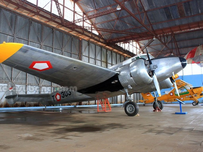 Gambar berbagai pesawat bersejarah yang dipajang di Museum Dirgantara Mandala.