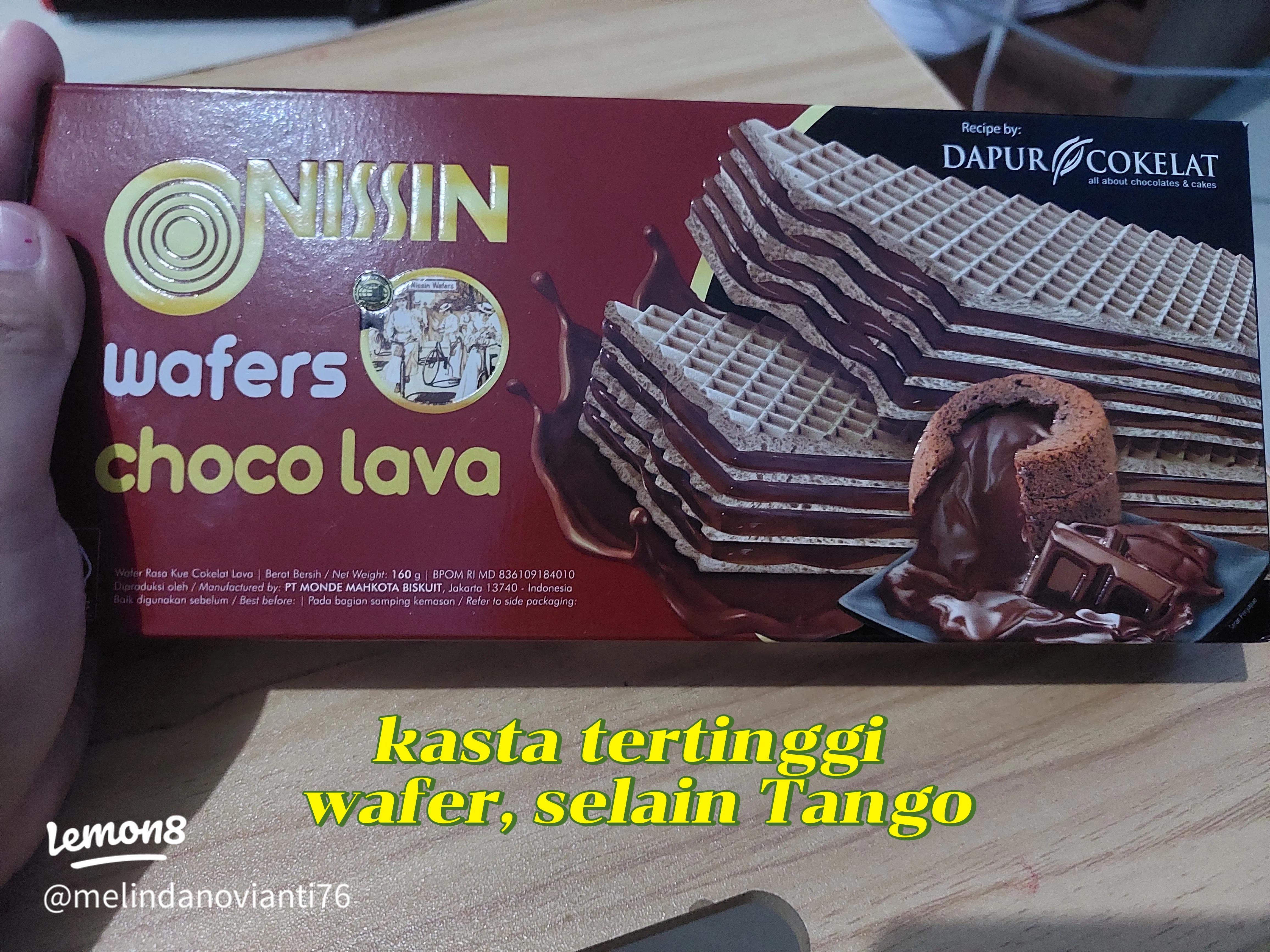Gambar beberapa batang wafer cokelat dengan kemasan yang cerah, sebagian sudah terbuka menunjukkan isinya.