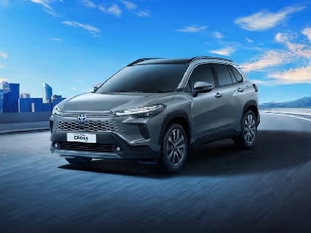 Gambar Toyota Corolla Cross Hybrid diparkir di ruang hijau perkotaan atau dekat Paragon Mall Semarang, menonjolkan desain modern dan sifat ramah lingkungannya.
