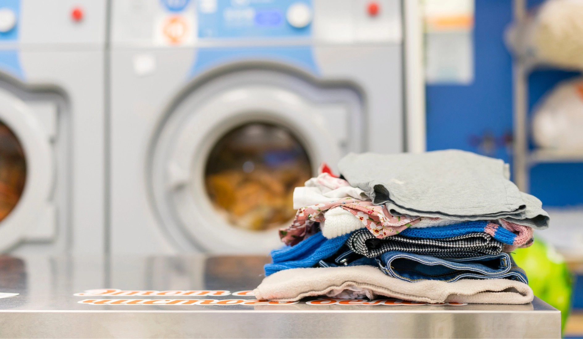 Staf laundry menjemput pakaian kotor di depan rumah pelanggan dengan mobil van berlogo ExpressClean Premium Laundry.