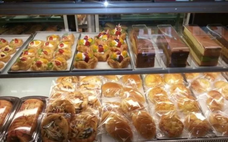 Bolen pisang dan brownies tersusun rapi di etalase toko oleh-oleh Kartika Sari.