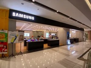 Bagian dalam toko resmi Samsung dengan display handphone terbaru di Bogor.