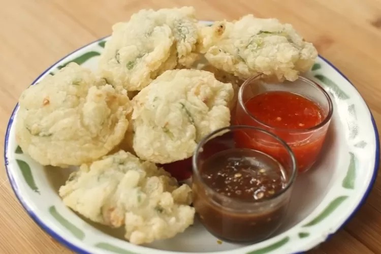 Cireng goreng dengan bumbu rujak yang kental dan menggoda di Bandung