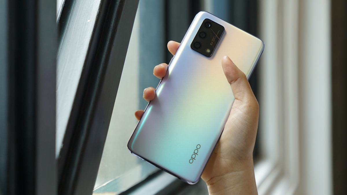 Ponsel dengan bodi belakang yang terlihat berubah warna dengan efek cahaya.