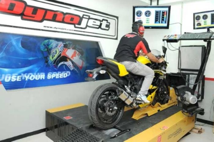  Motor di dyno test dengan teknisi mengawasi