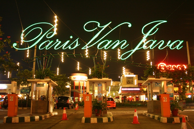 Fasad megah Paris Van Java Mall Bandung di malam hari dengan pencahayaan lampu.