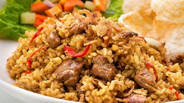 Semangkuk nasi goreng kambing dengan porsi melimpah, daging kambing, dan asap mengepul.