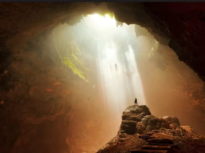 Gambar fenomena "cahaya surga" di dalam Goa Jomblang.