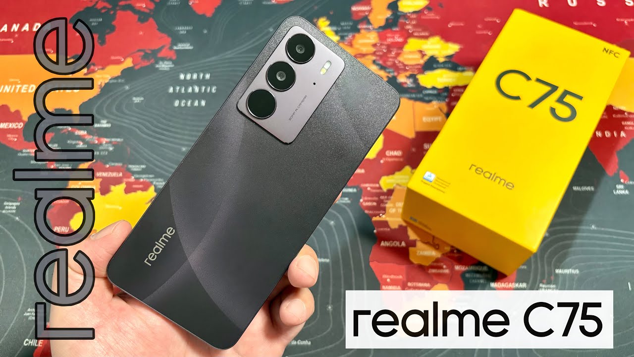 Ponsel rugged (tahan banting) yang terlihat terkena percikan air di lingkungan luar ruangan yang berdebu.