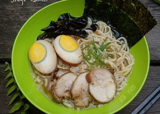 Semangkuk ramen dengan kuah kental, telur, nori, dan chashu.