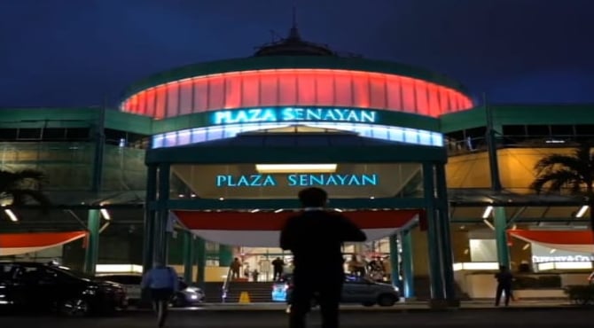 Fasad Plaza Senayan dengan logo mal yang menonjol dan deretan toko mewah.