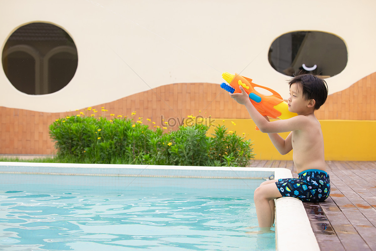 Gambar beberapa anak kecil tertawa gembira bermain air di kolam renang dangkal dengan air mancur dan mainan apung.