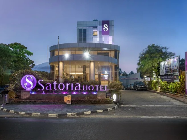 Gambar fasad modern Satoria Hotel Yogyakarta dengan desain khasnya.