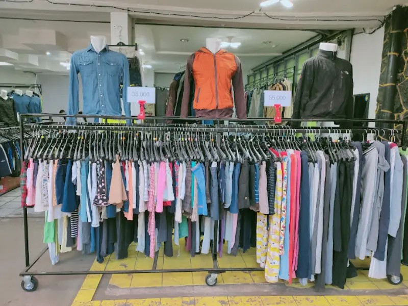 Pakaian vintage yang digantung rapi di sebuah butik di Jalan Braga Bandung.