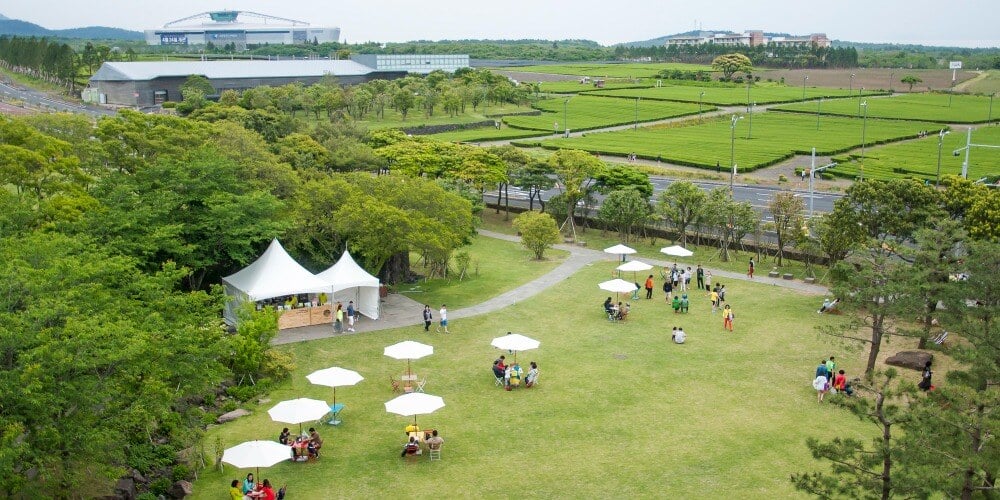 Area hijau yang tenang dengan orang beraktivitas santai