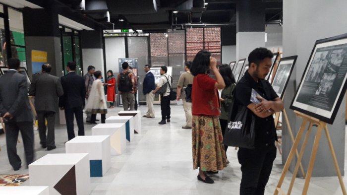 Orang-orang sedang mengikuti workshop seni di Bandung Creative Hub.