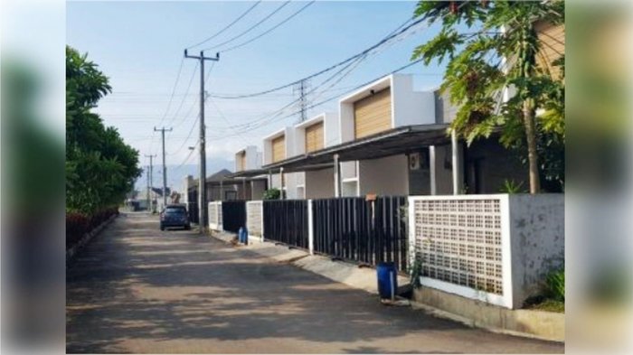 Gambar jalanan perumahan modern yang padat di Ciwastra Utara.