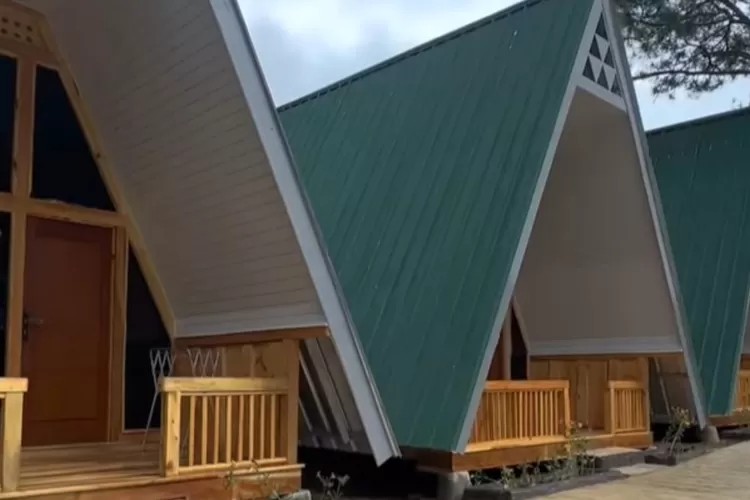 Villa berbentuk segitiga modern di tengah hutan pinus yang asri di Bogor.