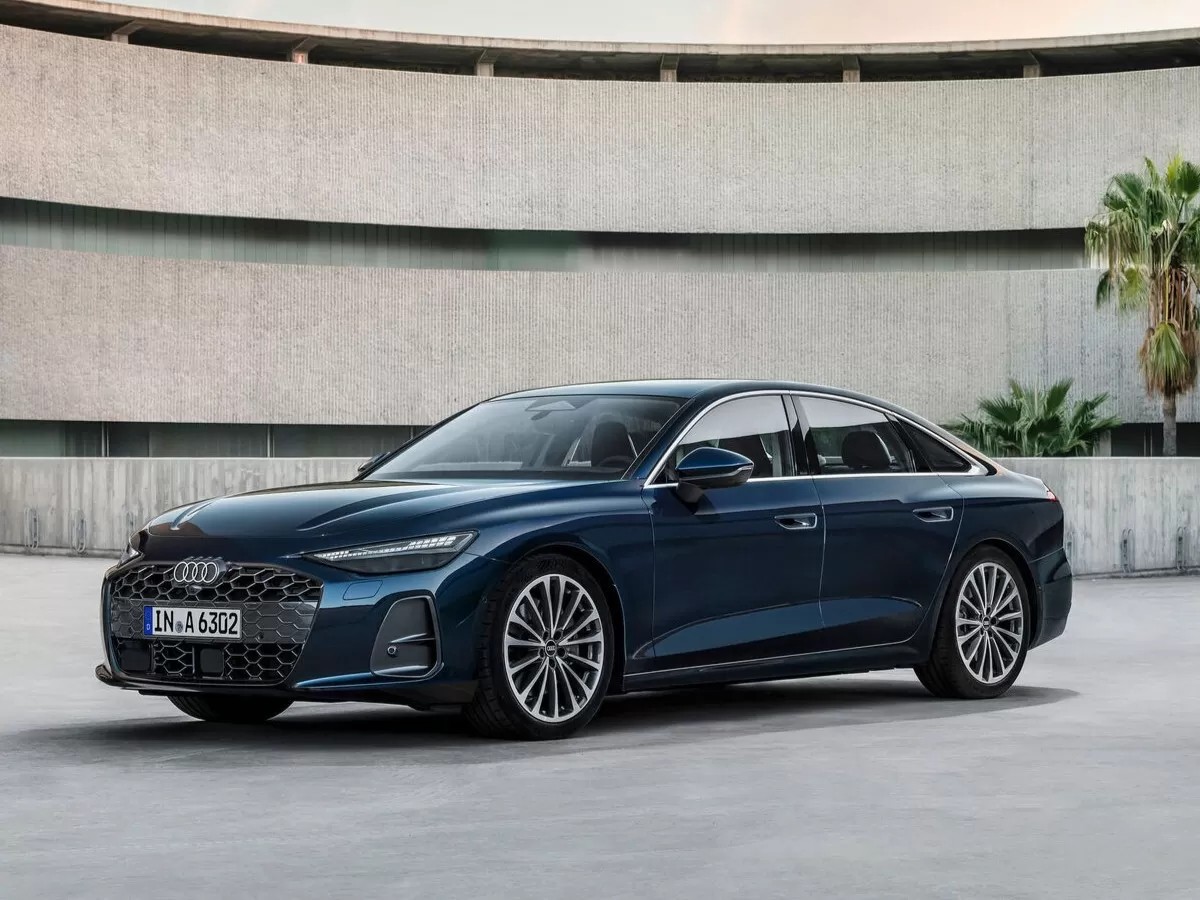 Gambar Audi A6 diparkir dengan elegan di lingkungan perkotaan modern yang tinggi di SCBD, Jakarta Selatan, menonjolkan desainnya yang canggih dan kehadirannya yang premium.